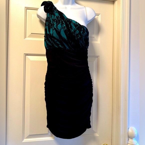 NWT: green and black with lace one shoulder dress - Picture 1 of 3